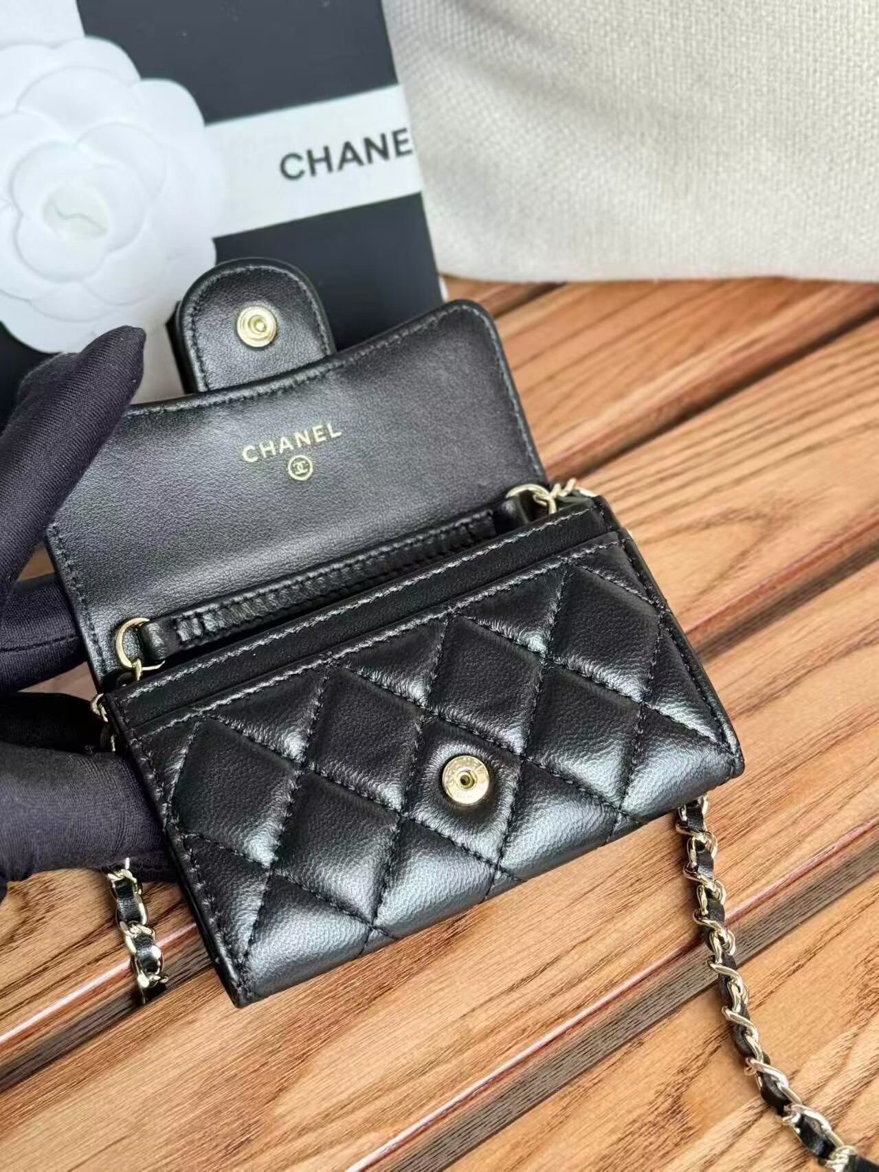 Ch**el Wallet on Chain 11x7.5x2cm