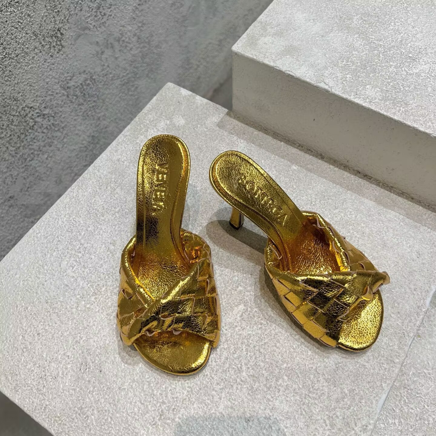 UA B0tt*ga Ven*ta Blink Slides