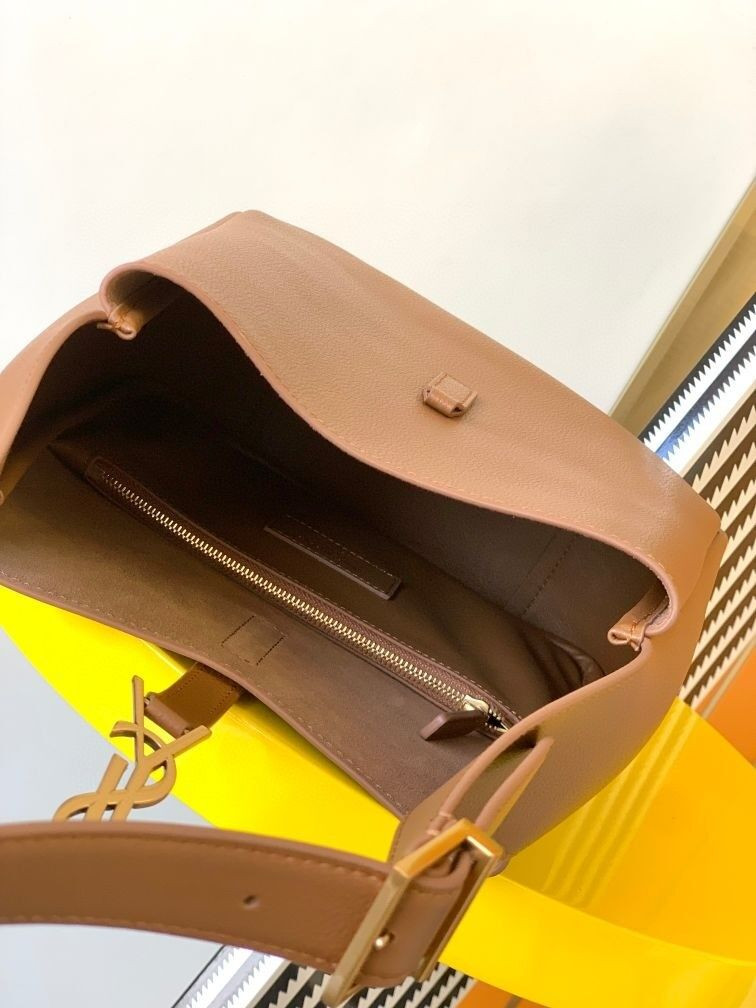 Y51 LE 5 À 7 S*pPLE SMALL IN GRAINED LEATHER 23 x 22 x 8.5 cm