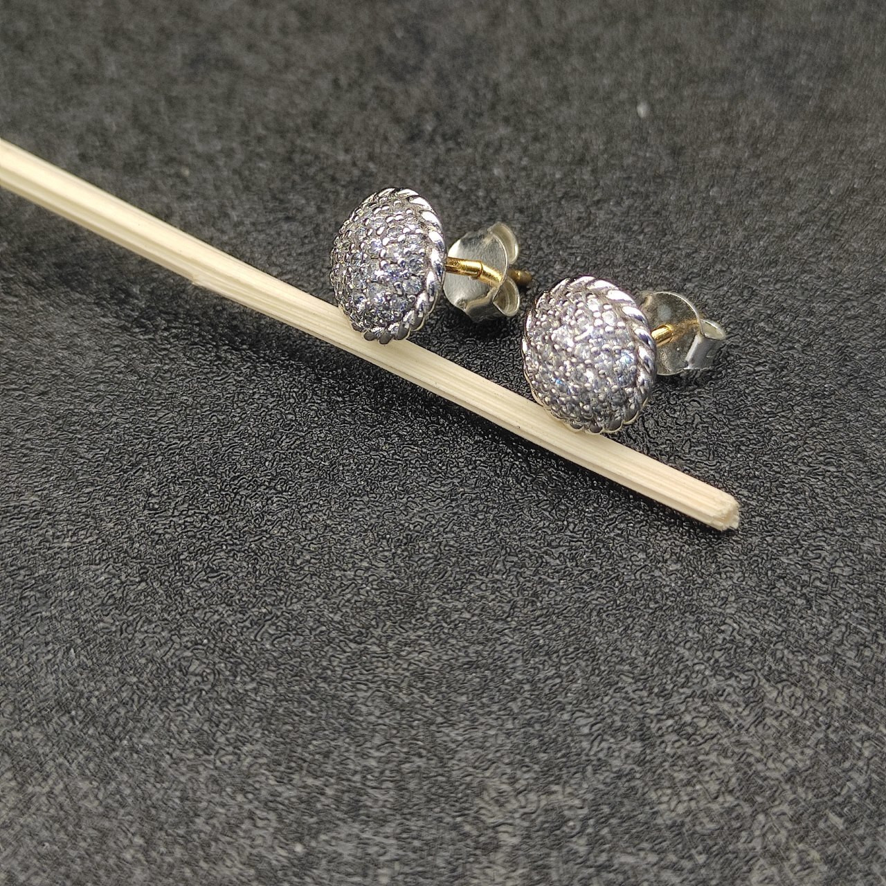 dau1d Yvrm*n 8.6mm round full d1am0nd earrings