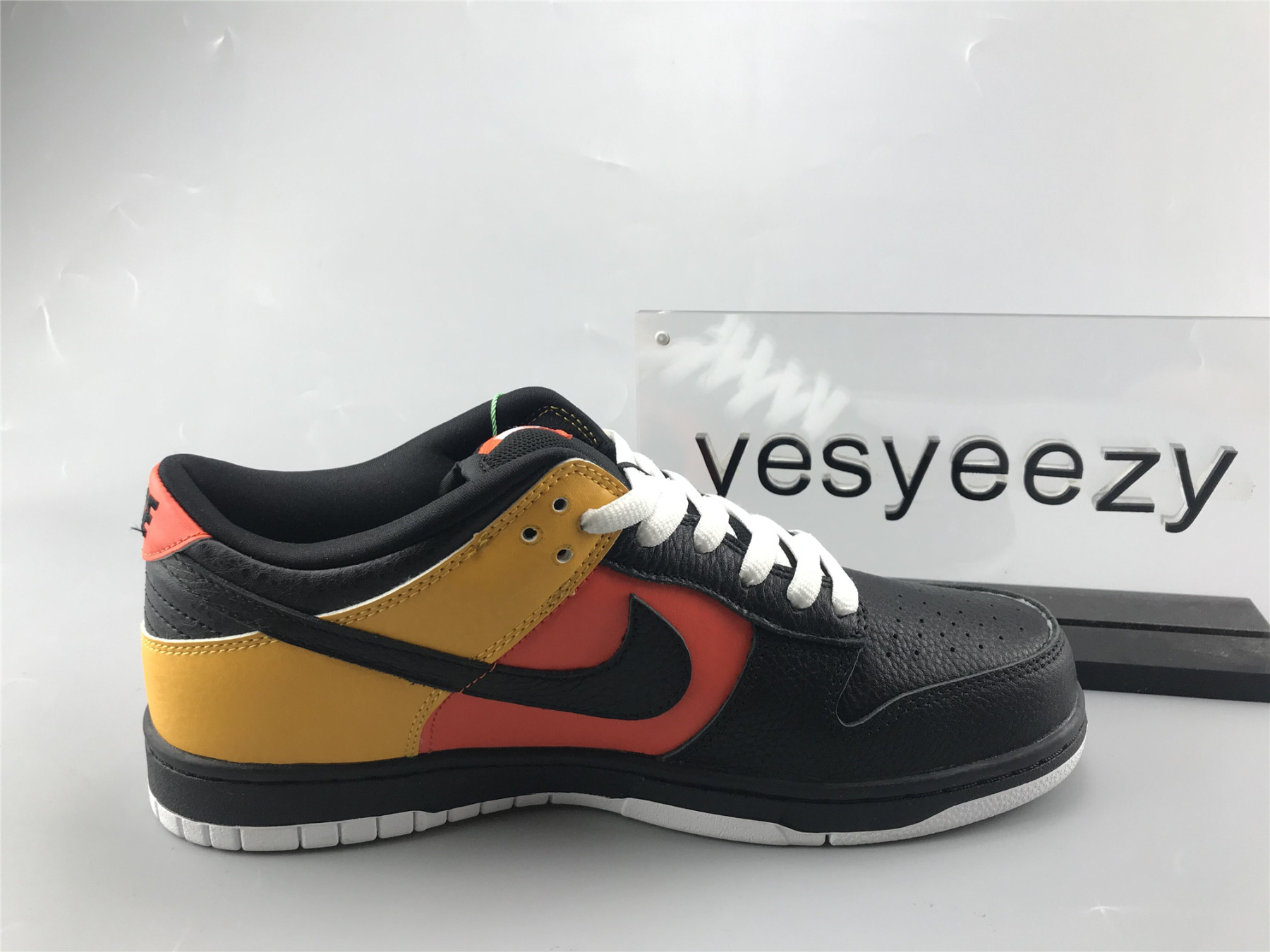UA NIKE DUNK LOW PRO SB "RAYGUN"