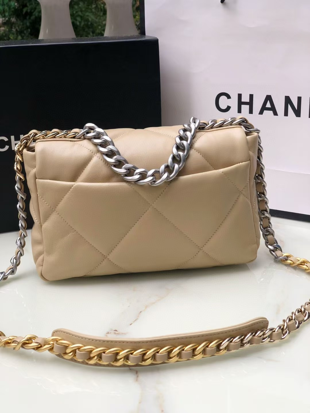 Ch**el 19 HANDBAG Shiny Leather, Gold-Tone, Silver-Tone & Ruthenium-Finish Metal Beige 26x16x9cm