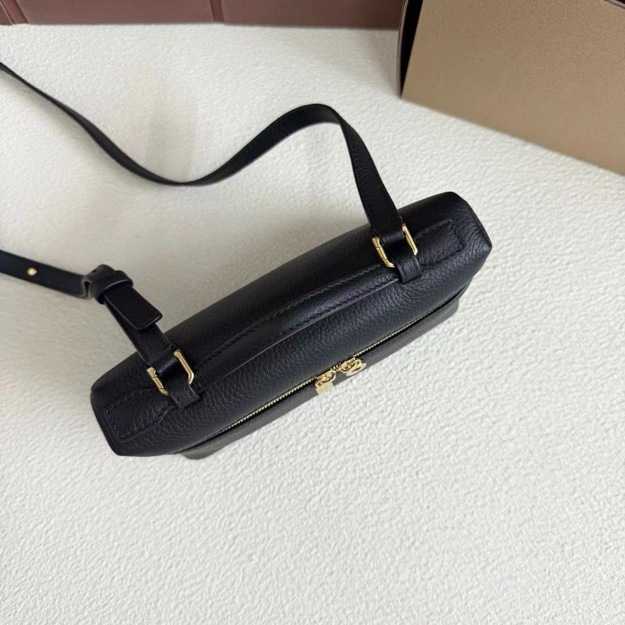 L0r0 P1ana Extra Pocket L19 Grained Calfskin 11 x 19 x 6.5 cm