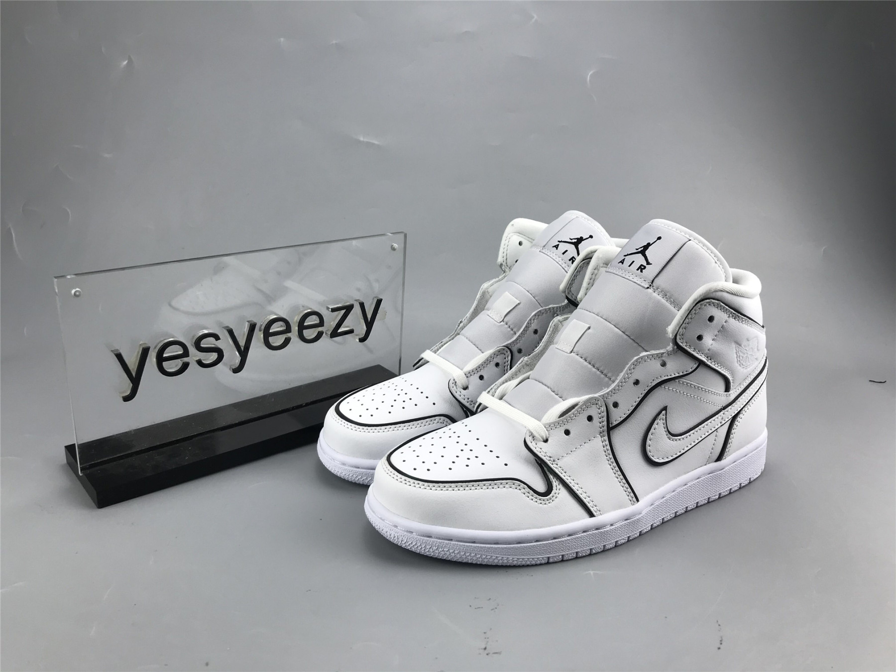 UA WMNS AIR JORDAN 1 MID SE 