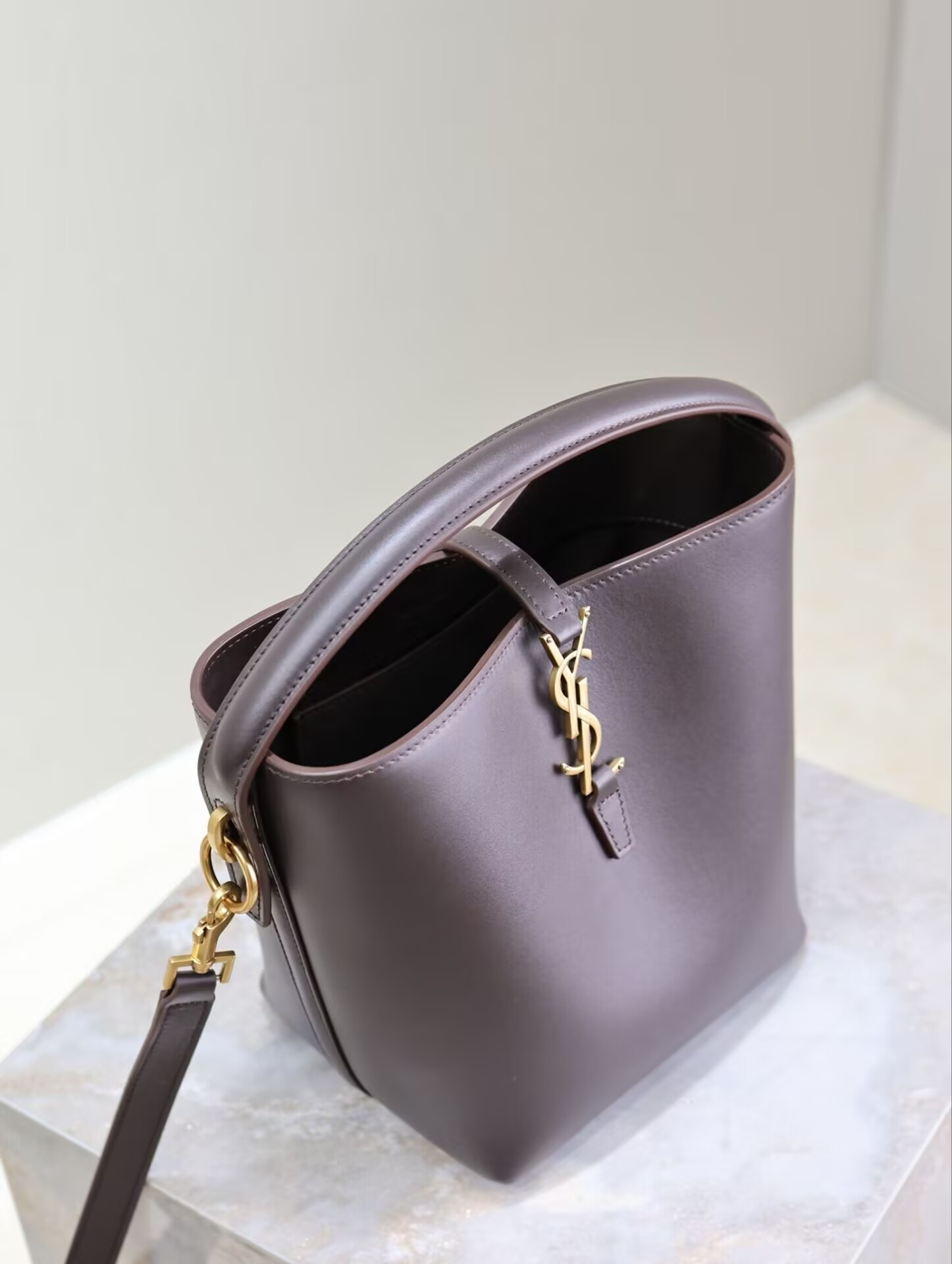 Y51 LE 37 In Shiny Leather 17x20x13cm