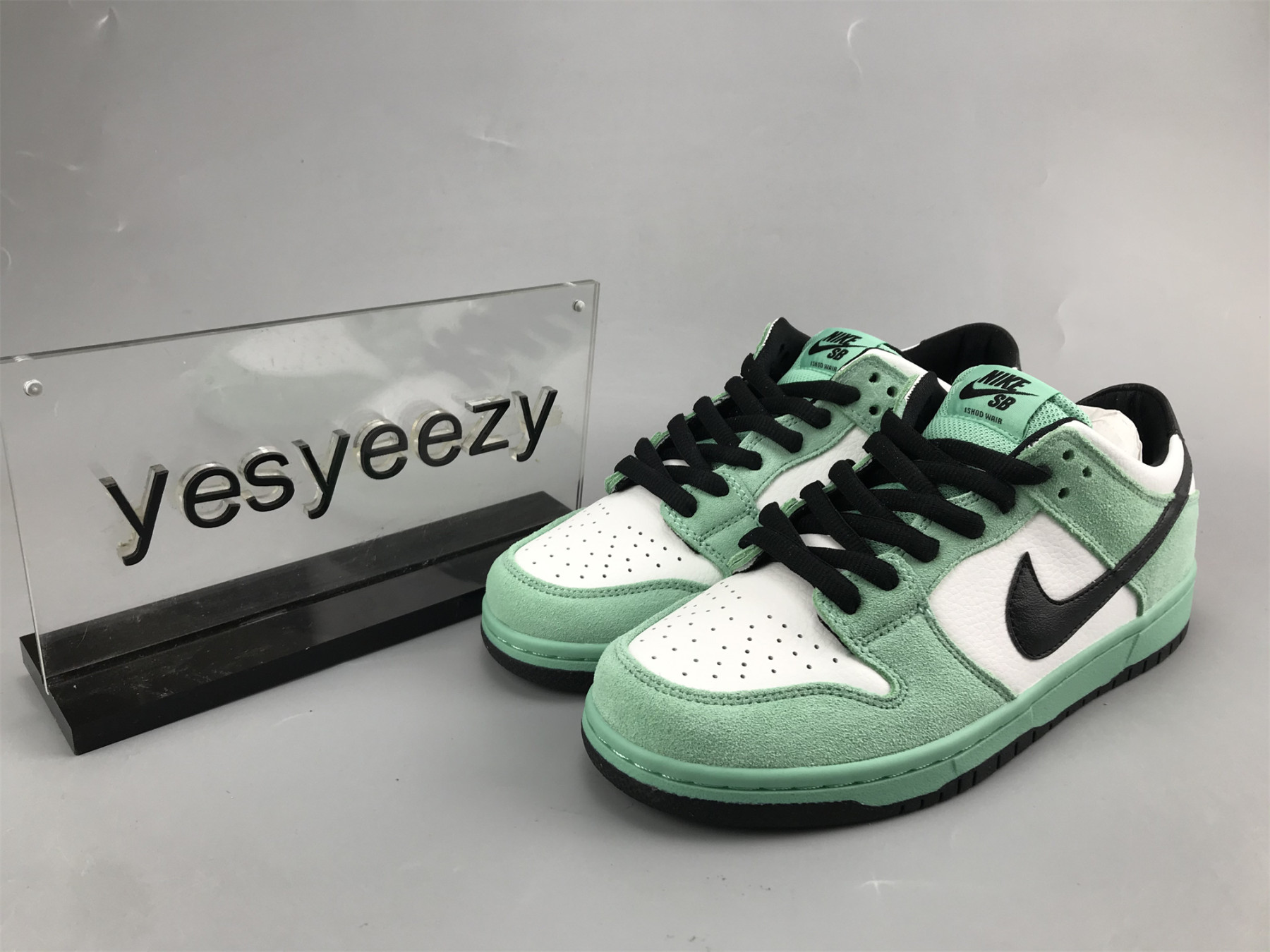 UA NIKE SB DUNK LOW 