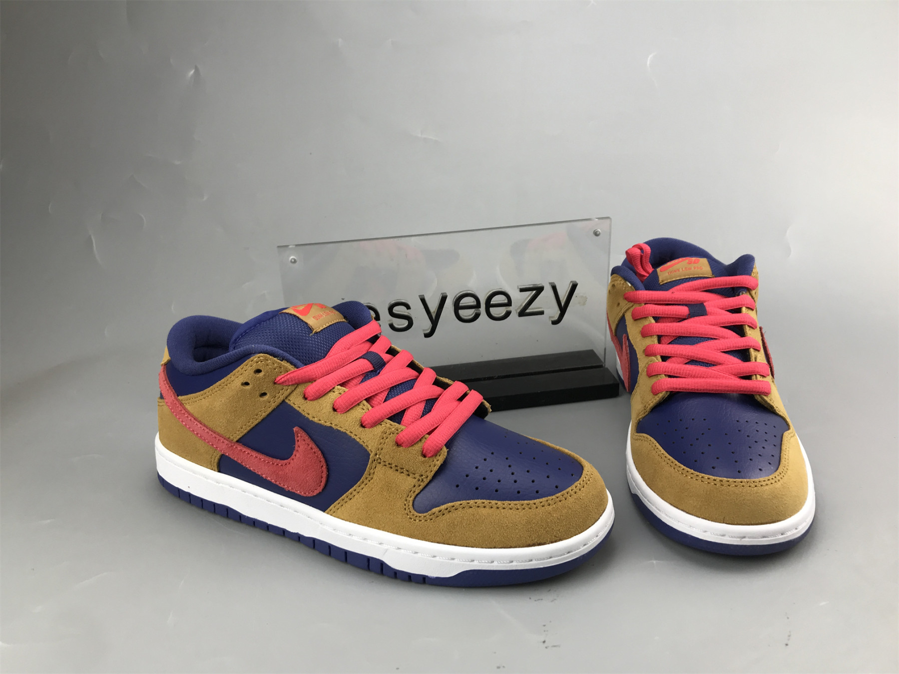 UA NIKE DUNK LOW SB 