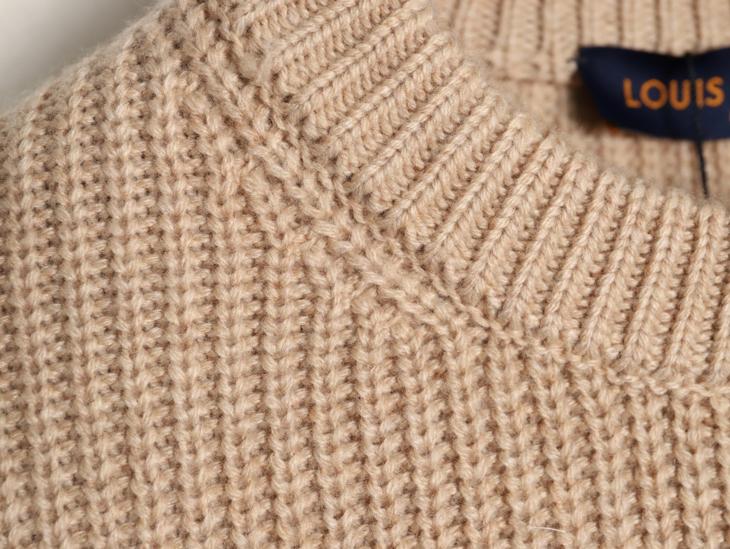 l0vis Vvtt0n knitting sweaters