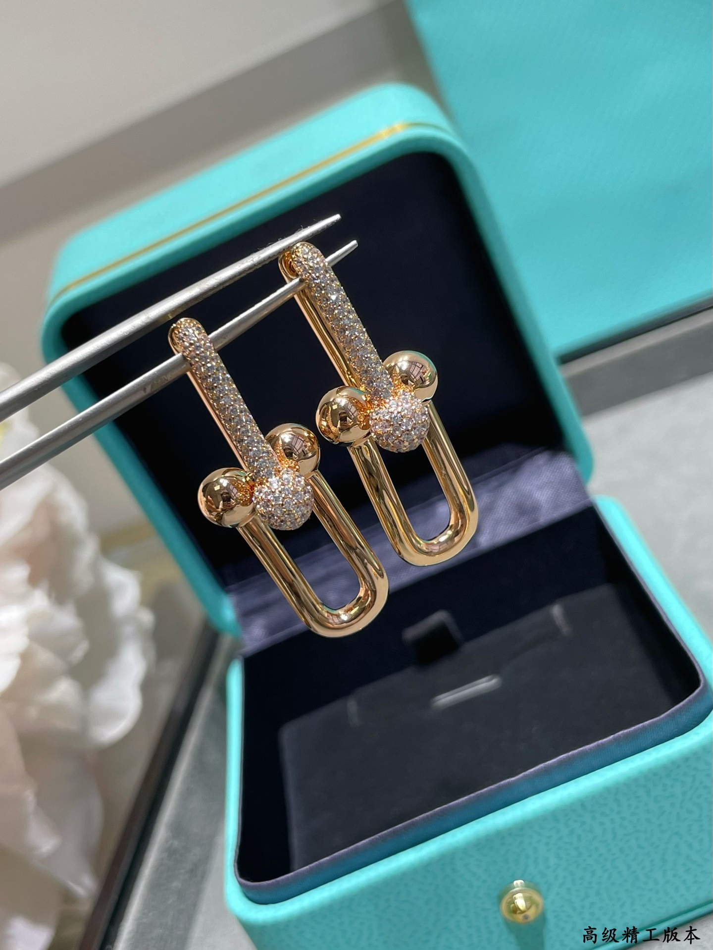 t*f*ny & co. stirrup with D1am0nd double hoop earrings