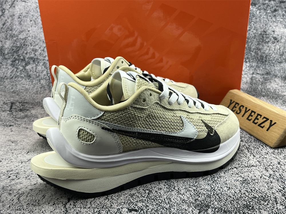 UA NIKE VAPORWAFFLE SACAI SPORT BEIGE