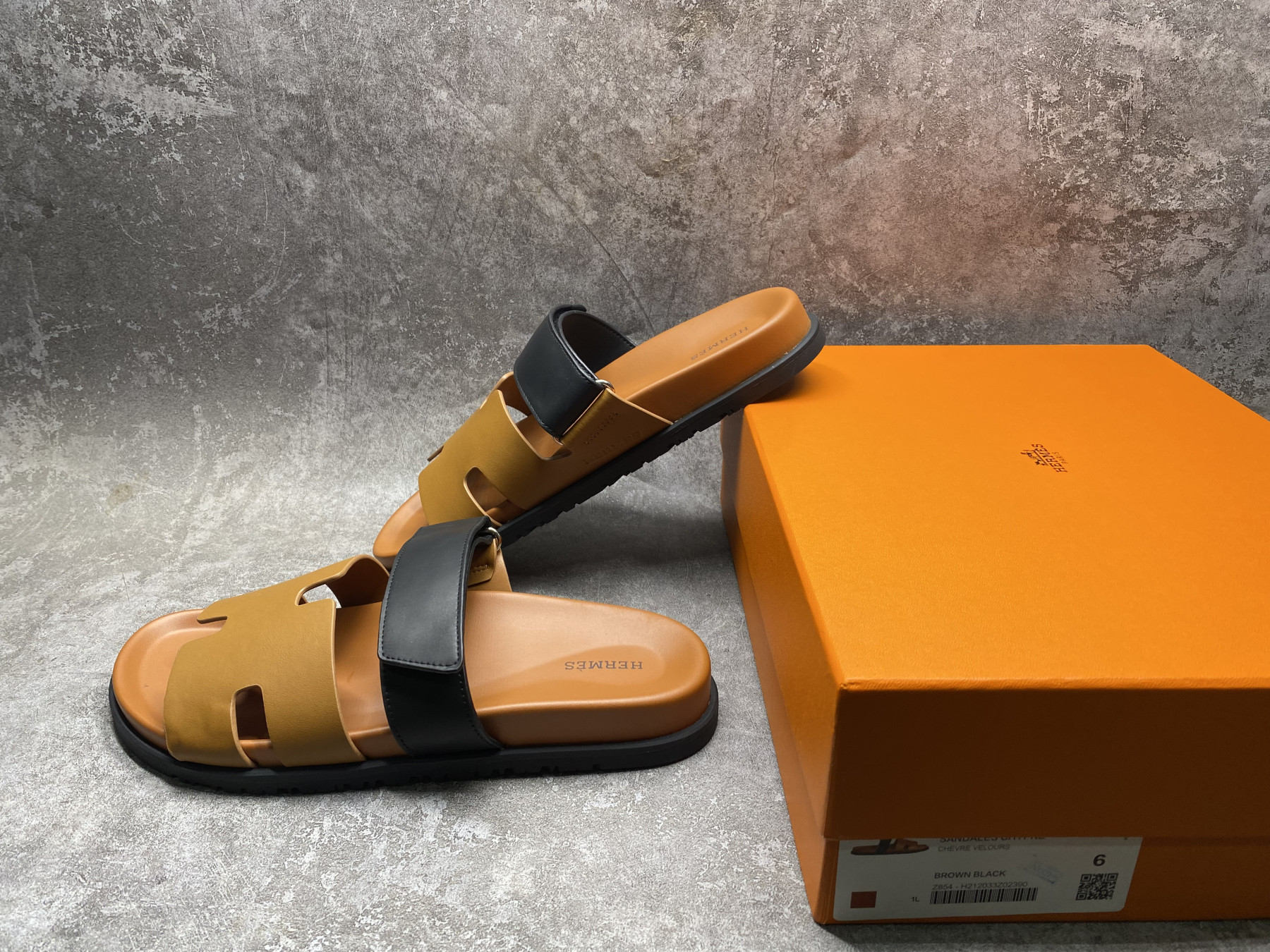 UA H**me5 Chypre Sandal