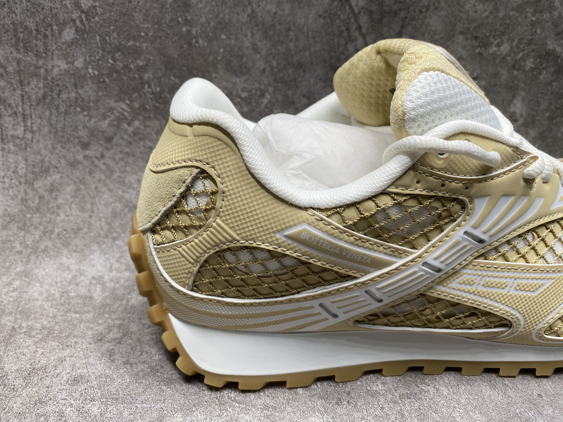 ua b0tte*a Ven*ta orbit sneaker