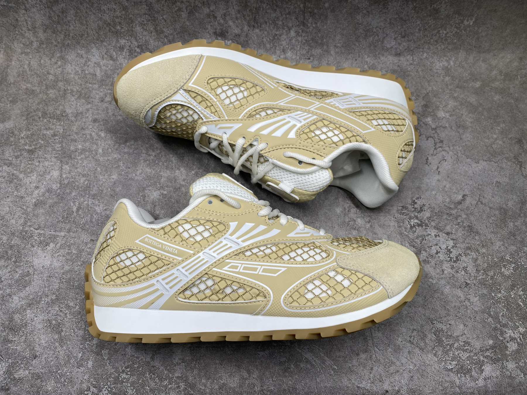 ua b0tte*a Ven*ta orbit sneaker