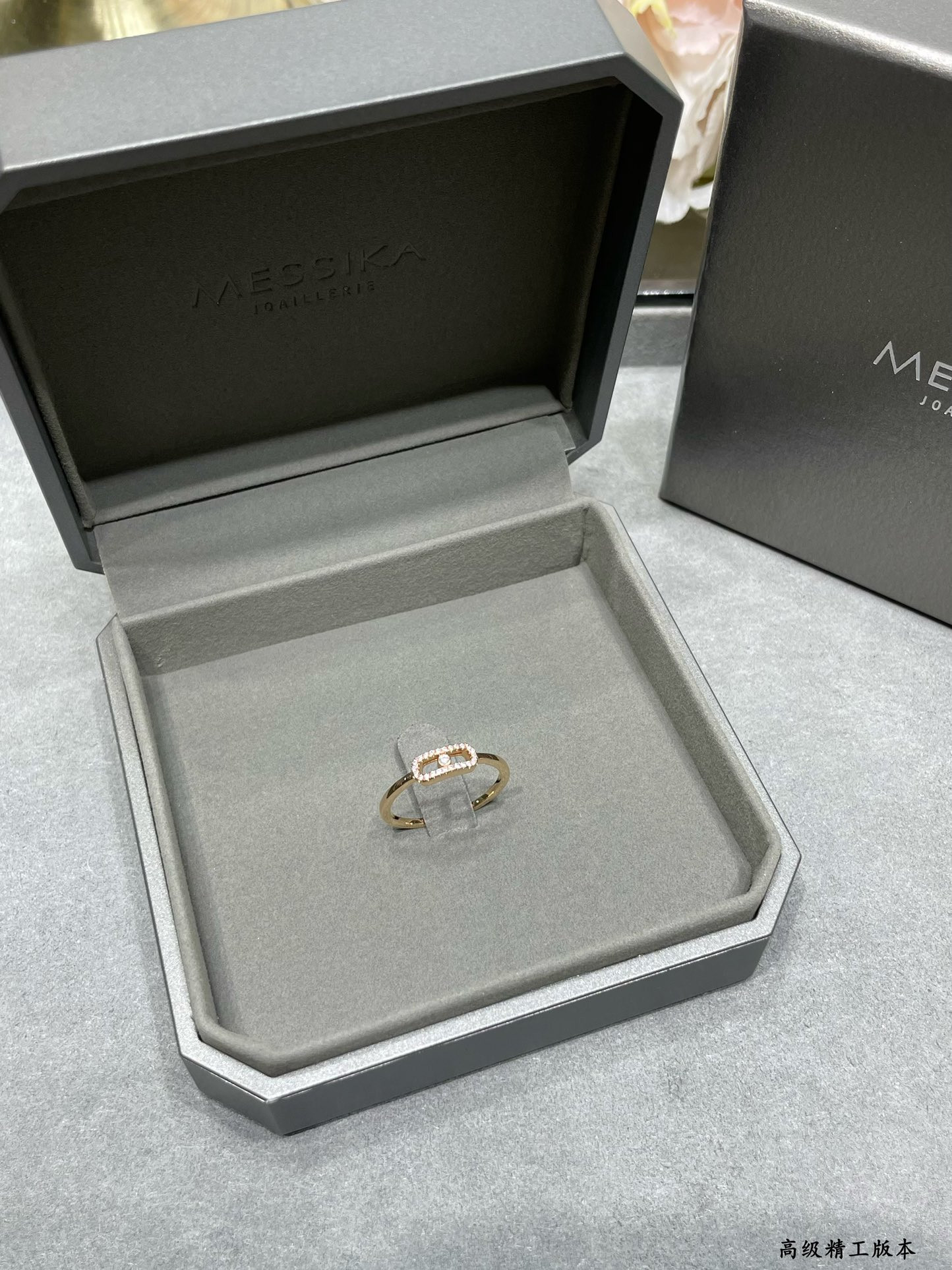 Mes1kaa single d1am0nd moving ring