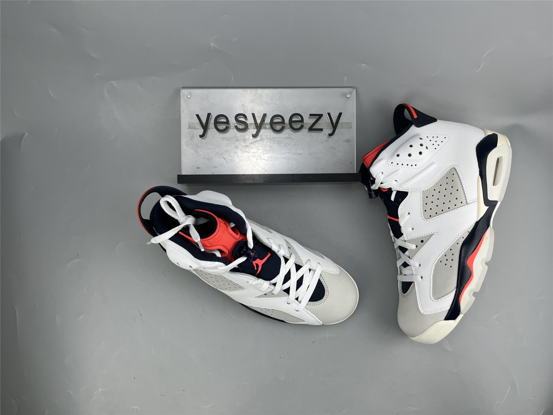 UA AIR JORDAN 6 RETRO 