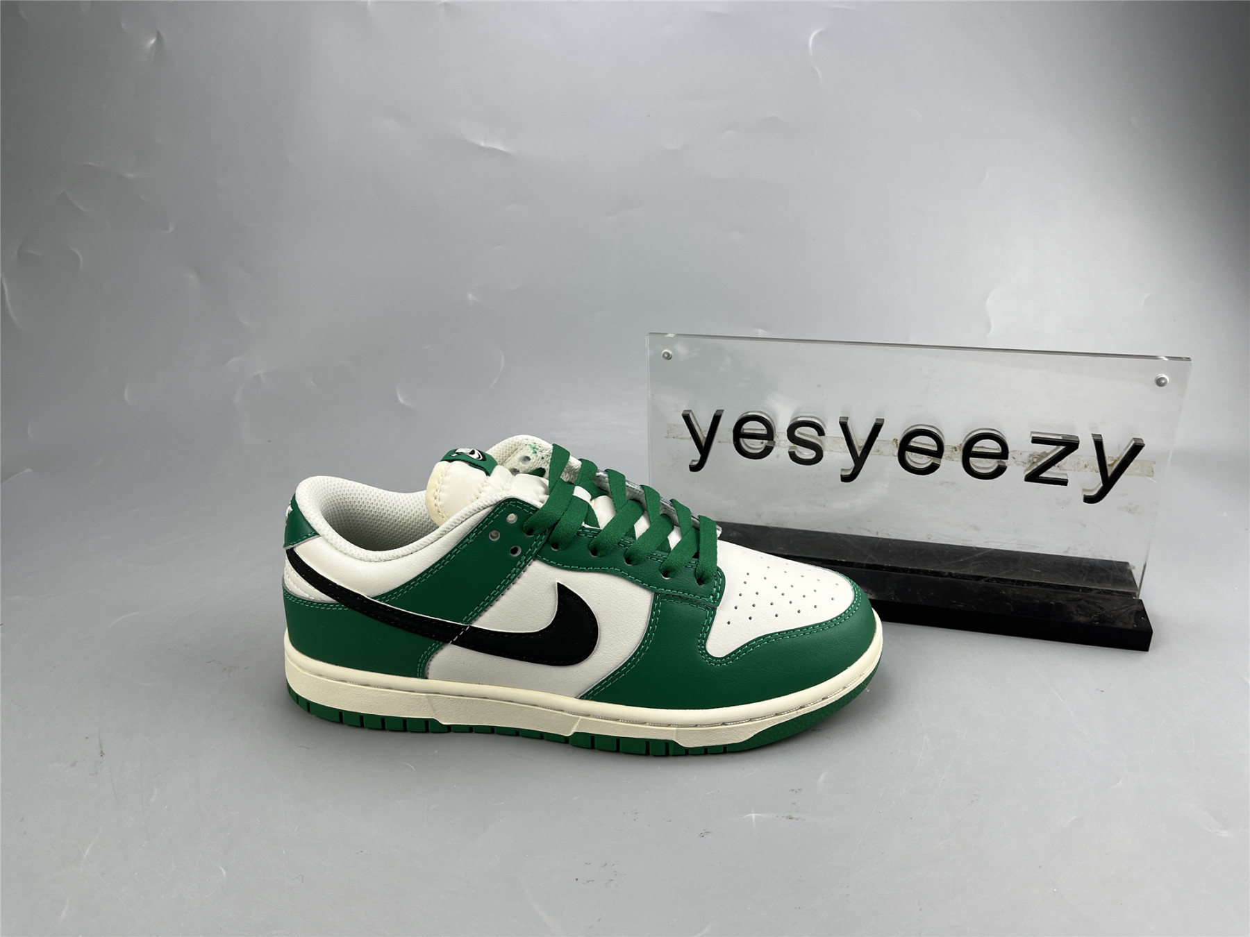 UA NIKE DUNK LOW SE 