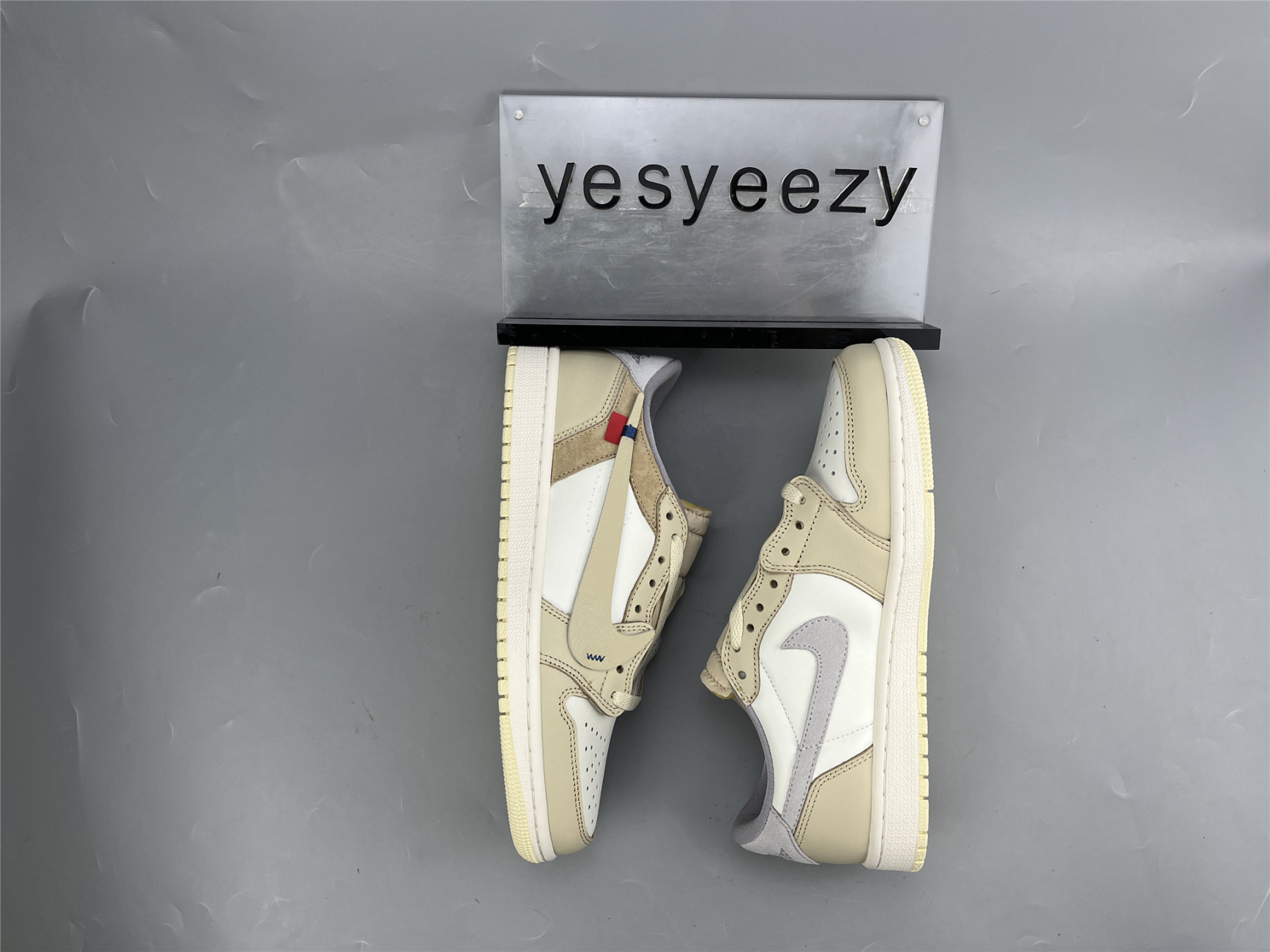 UA AIR JORDAN 1 LOW