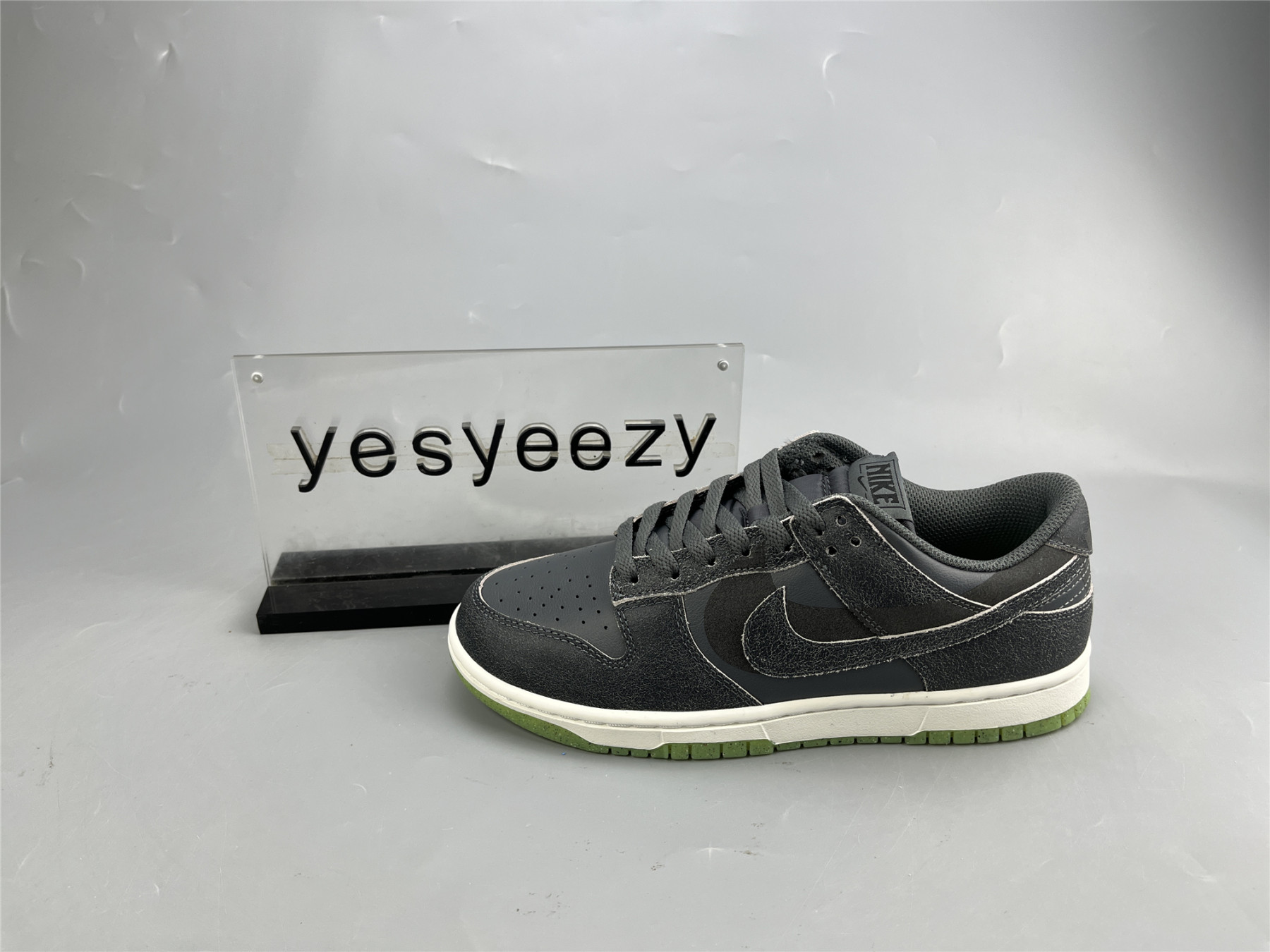 UA NIKE DUNK LOW SE 
