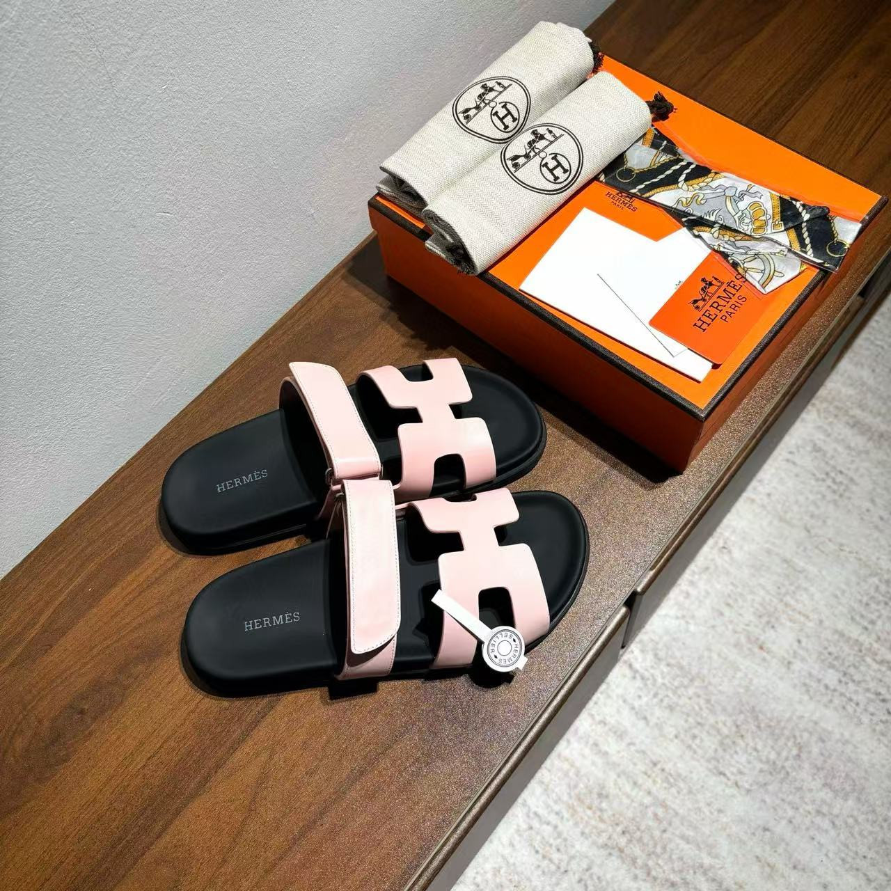 UA H**me5 Chypre Sandal