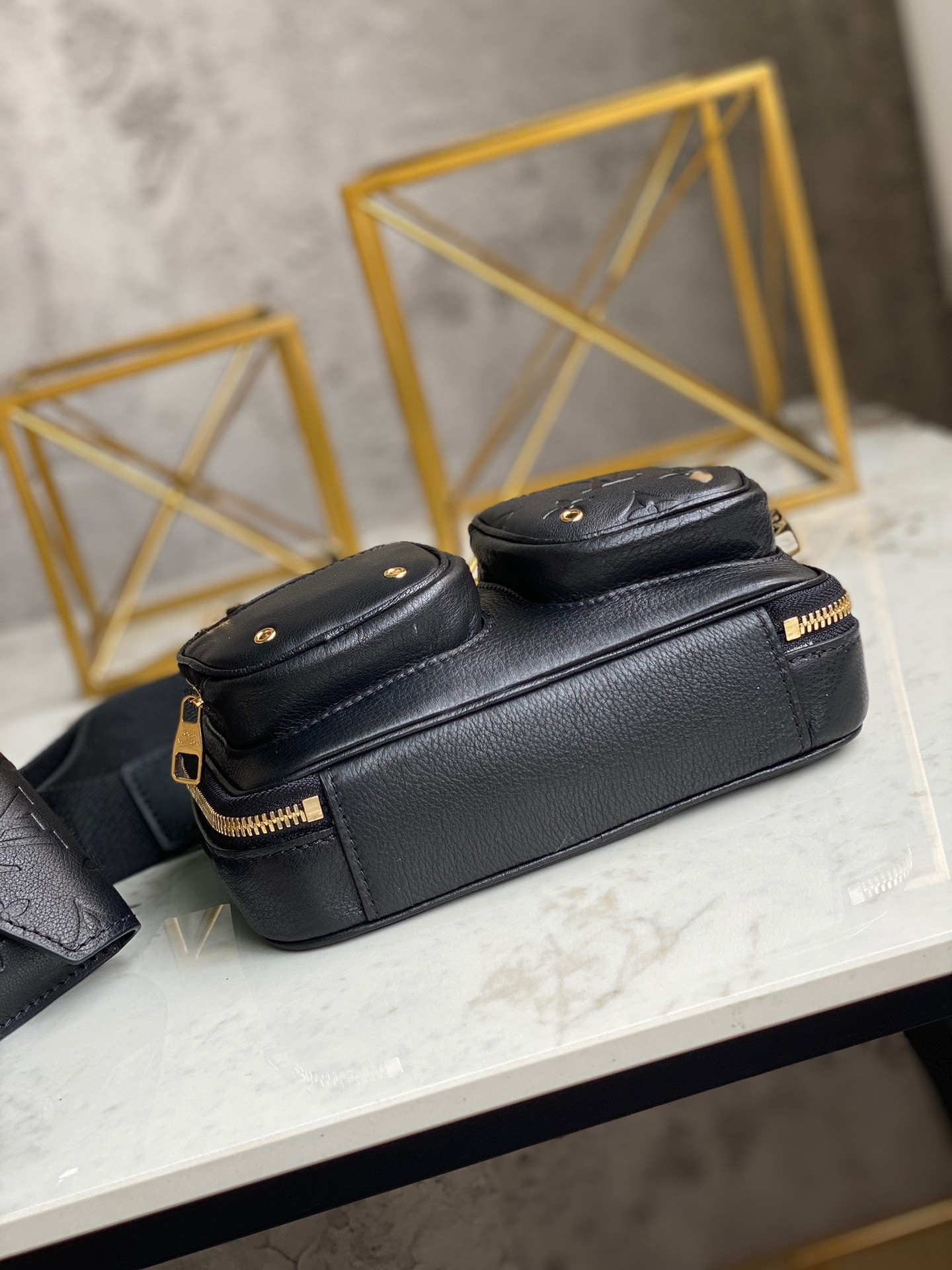 LV UTILITY CROSSBODY M80450