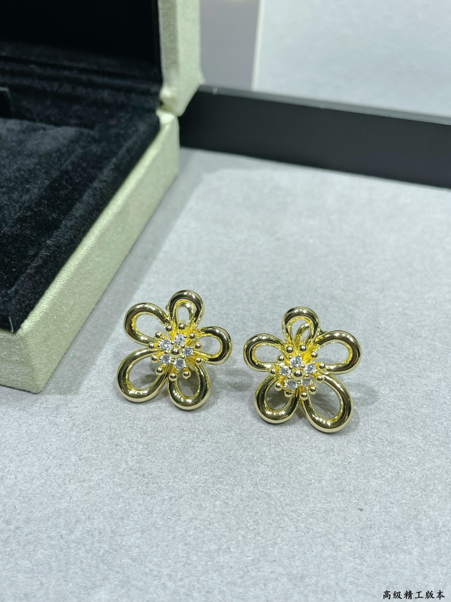 V*n Cl**f & arpels flowerlace earrings