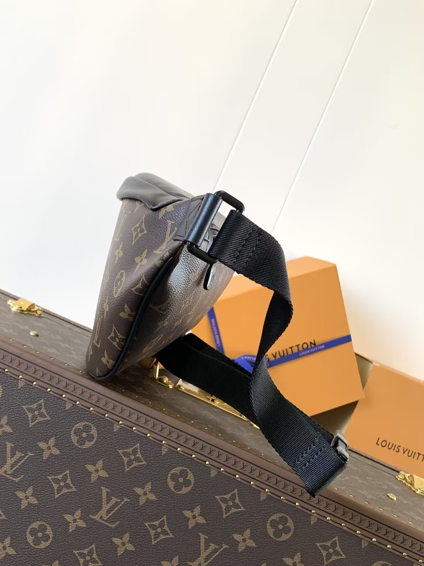 LV DISCOVERY BUMBAG M44336 Without Box 47x20x9cm