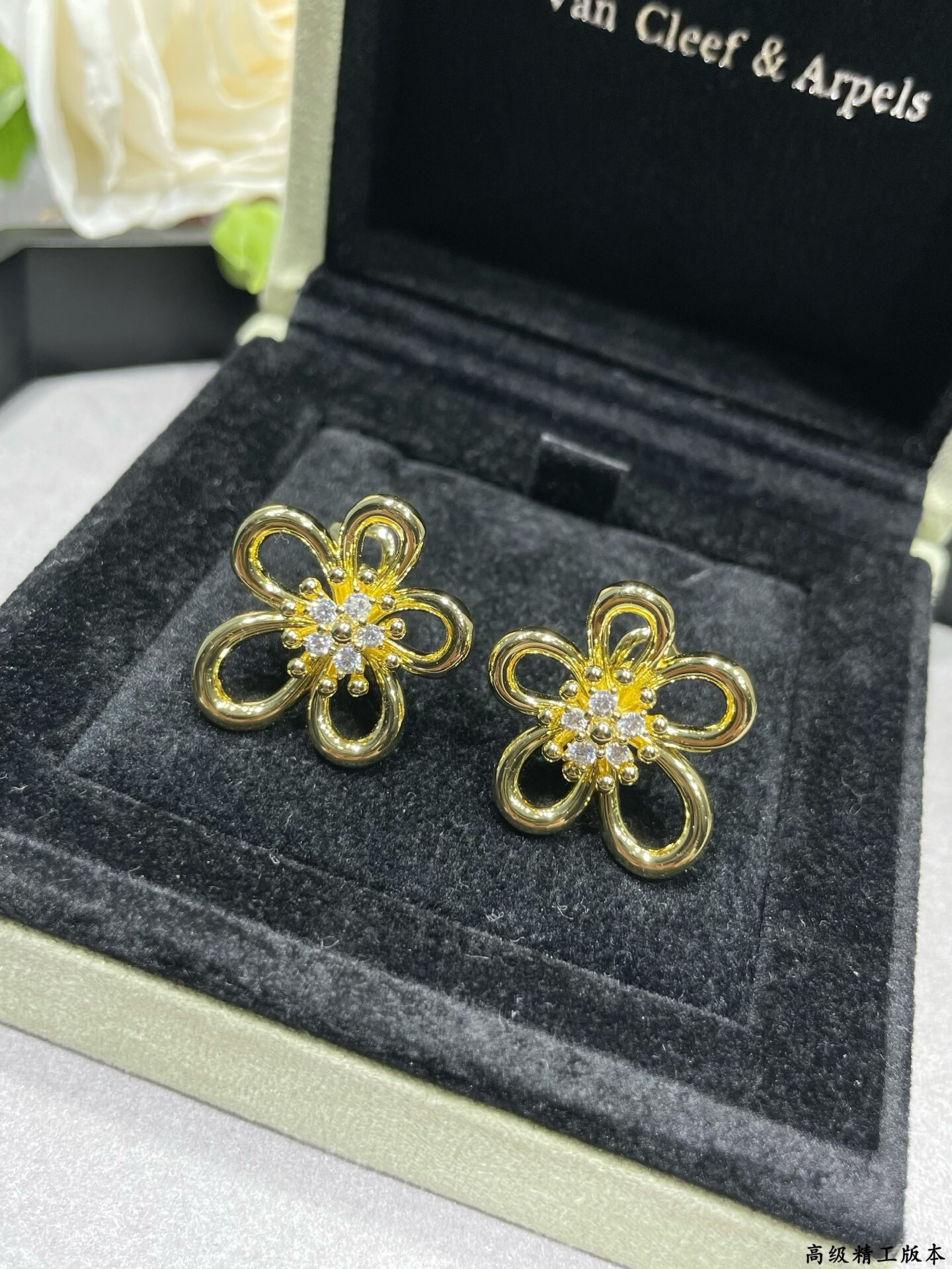 V*n Cl**f & arpels flowerlace earrings