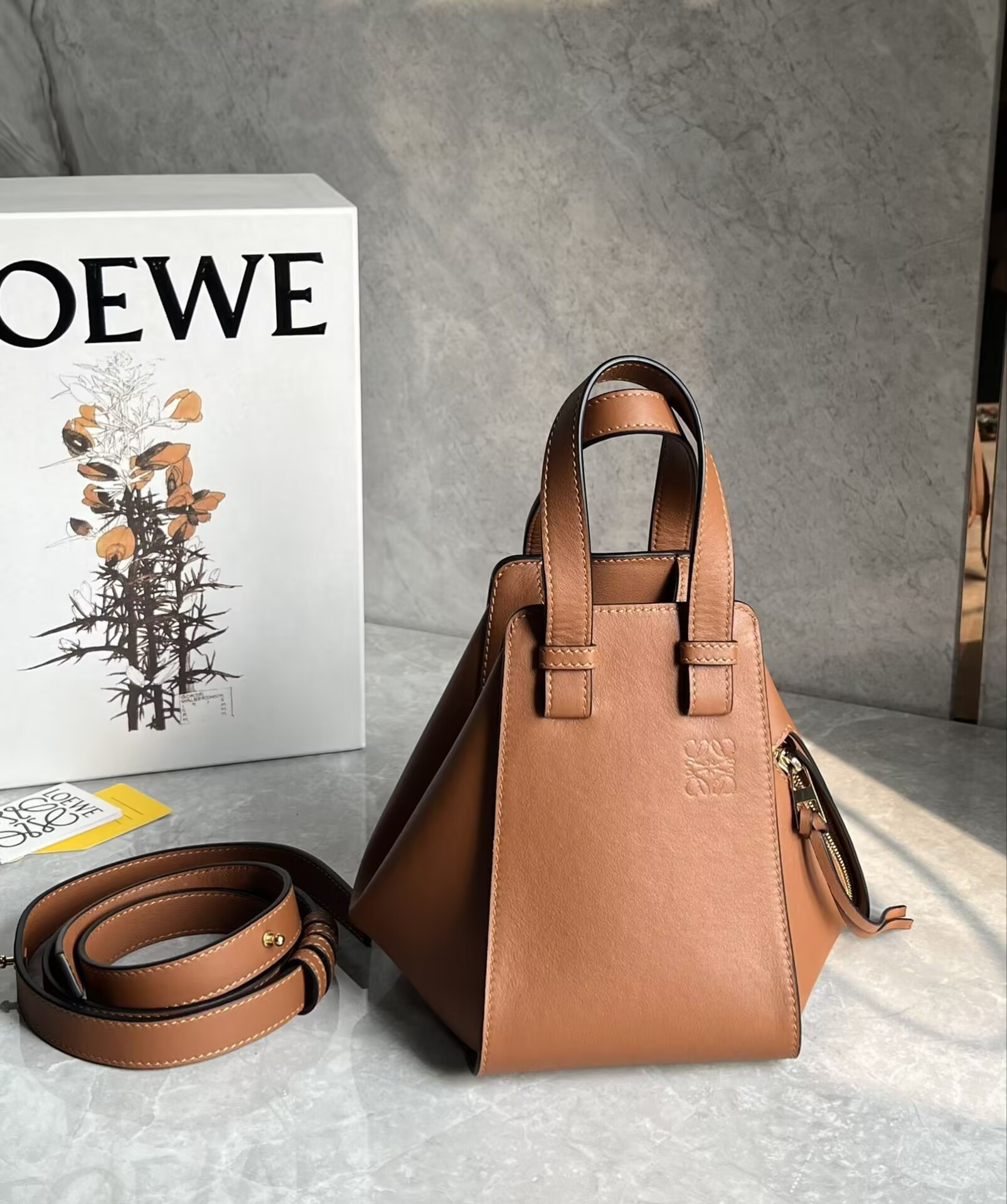 L0ew* Compact Hammock bag in classic calfskin 20.8x14.4x19.5cm