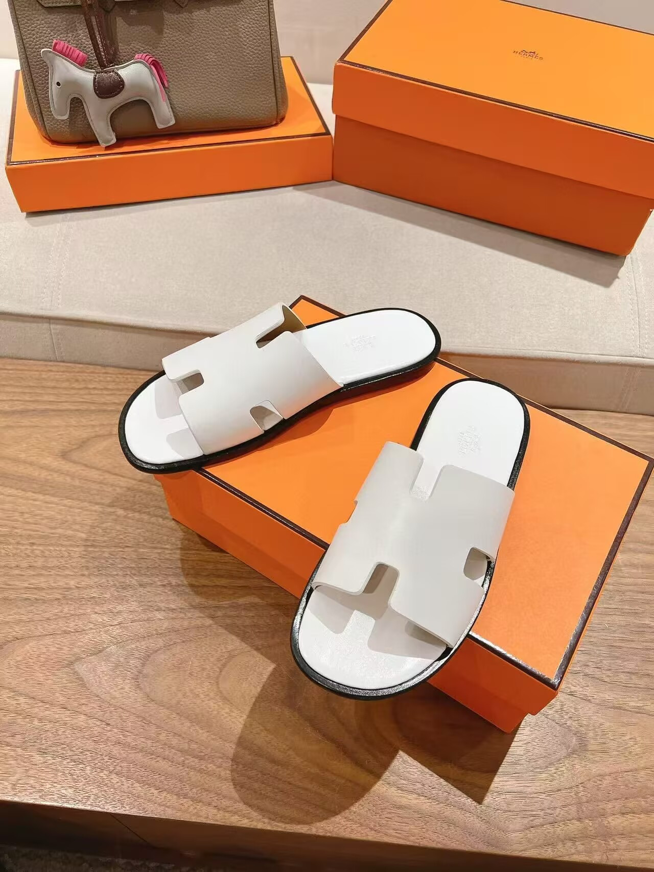 UA H**me5 Izmir sandal
