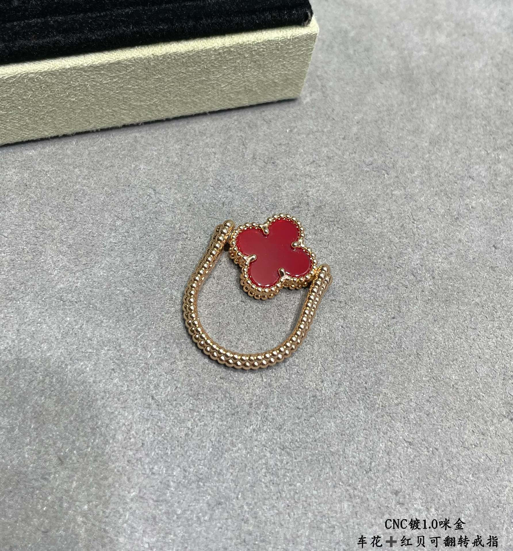 V*n Cl**f & Arpels Flippable four-leaf clover Ring