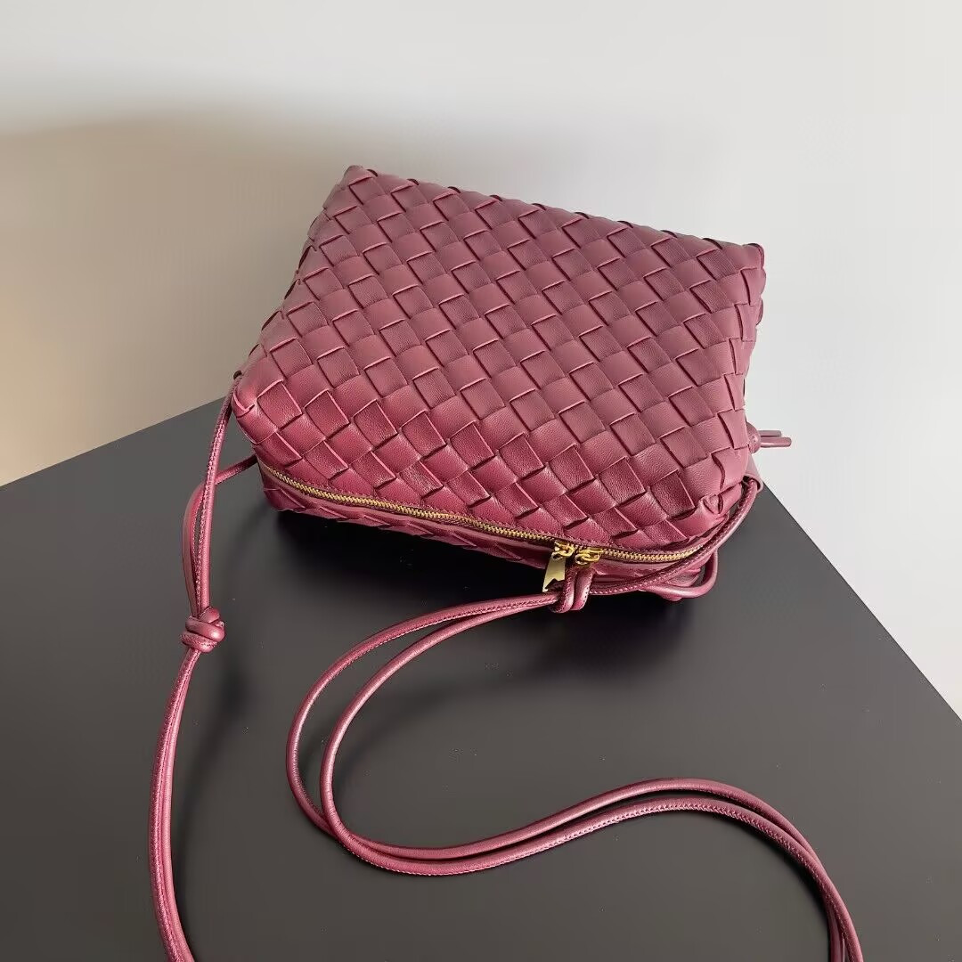 B0tt*ga Ven*ta Medium Loop Cross-Body Bag 22x15x8cm