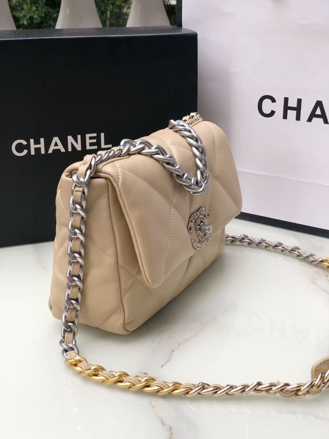 Ch**el 19 HANDBAG Shiny Leather, Gold-Tone, Silver-Tone & Ruthenium-Finish Metal Beige 26x16x9cm