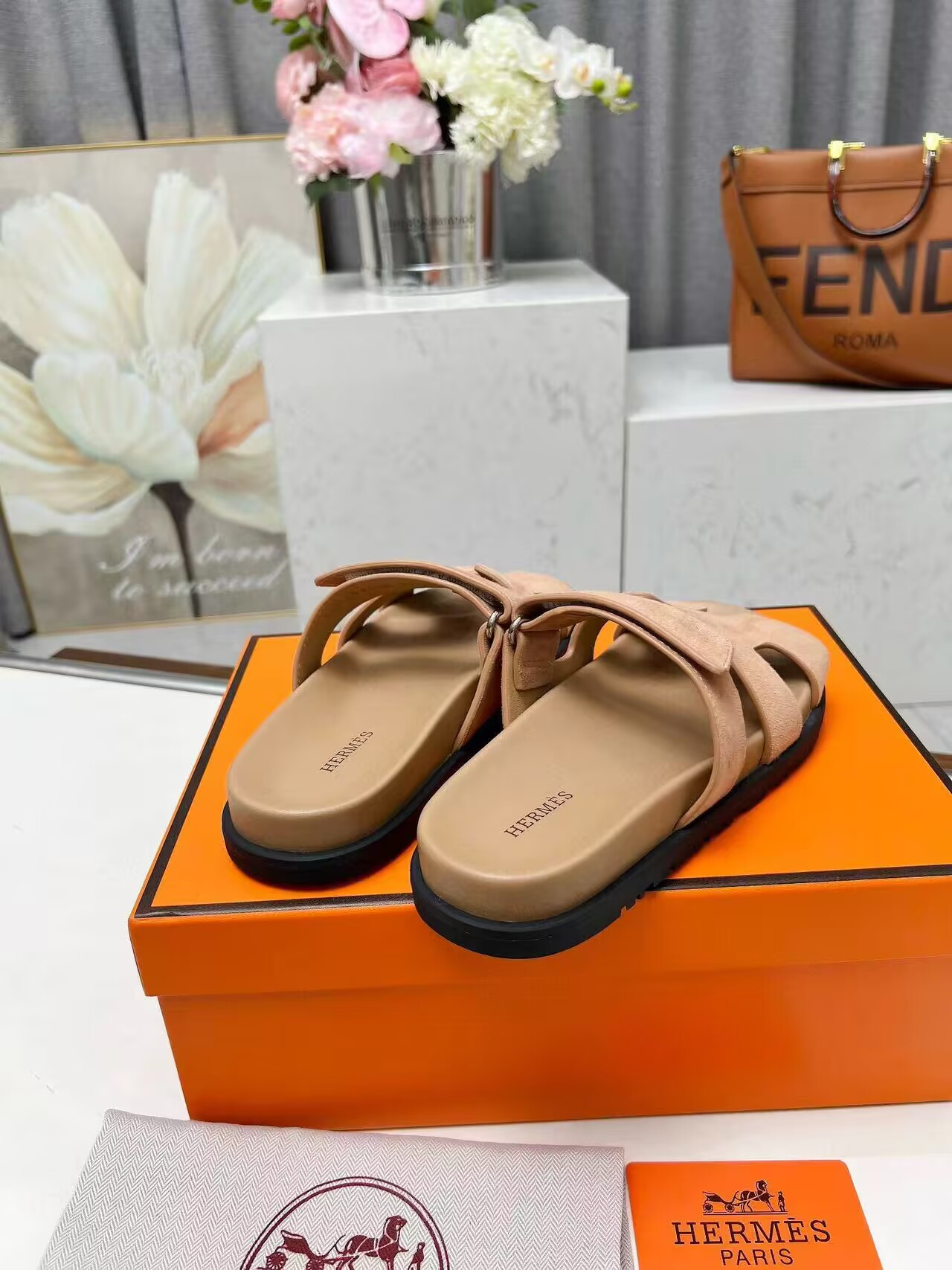 UA H**me5 Chypre sandal