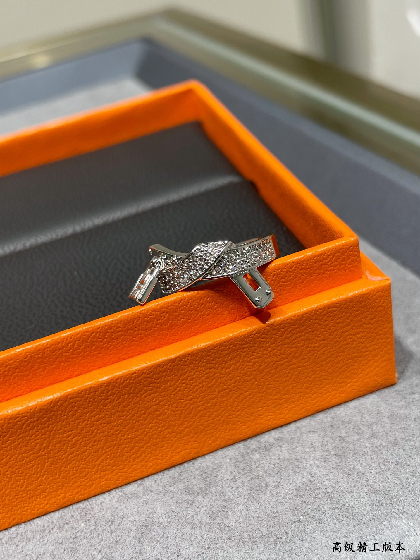 H**me5 H Clasp Ring