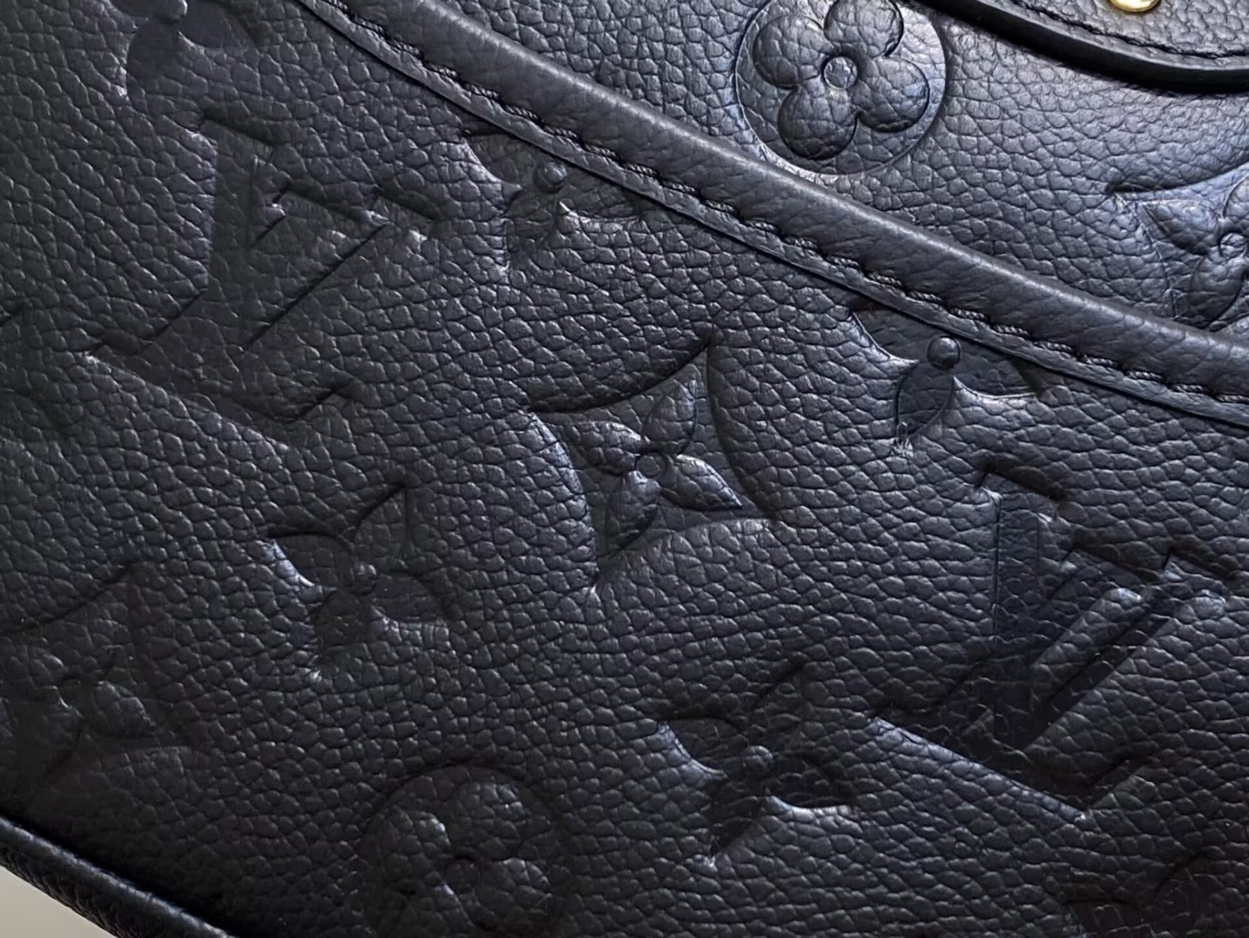 LV Tiny Camera Bag M25518 13x6x19cm