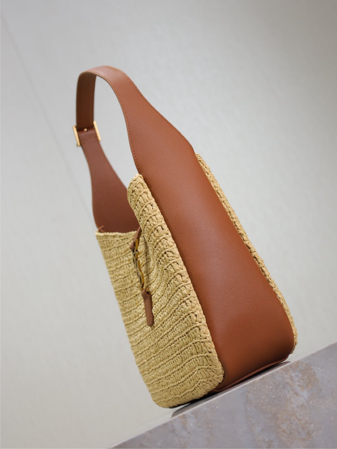 Y51 LE 5 À 7 S*pple Small in Raffia and leather 22 X  22 X 7-9 CM