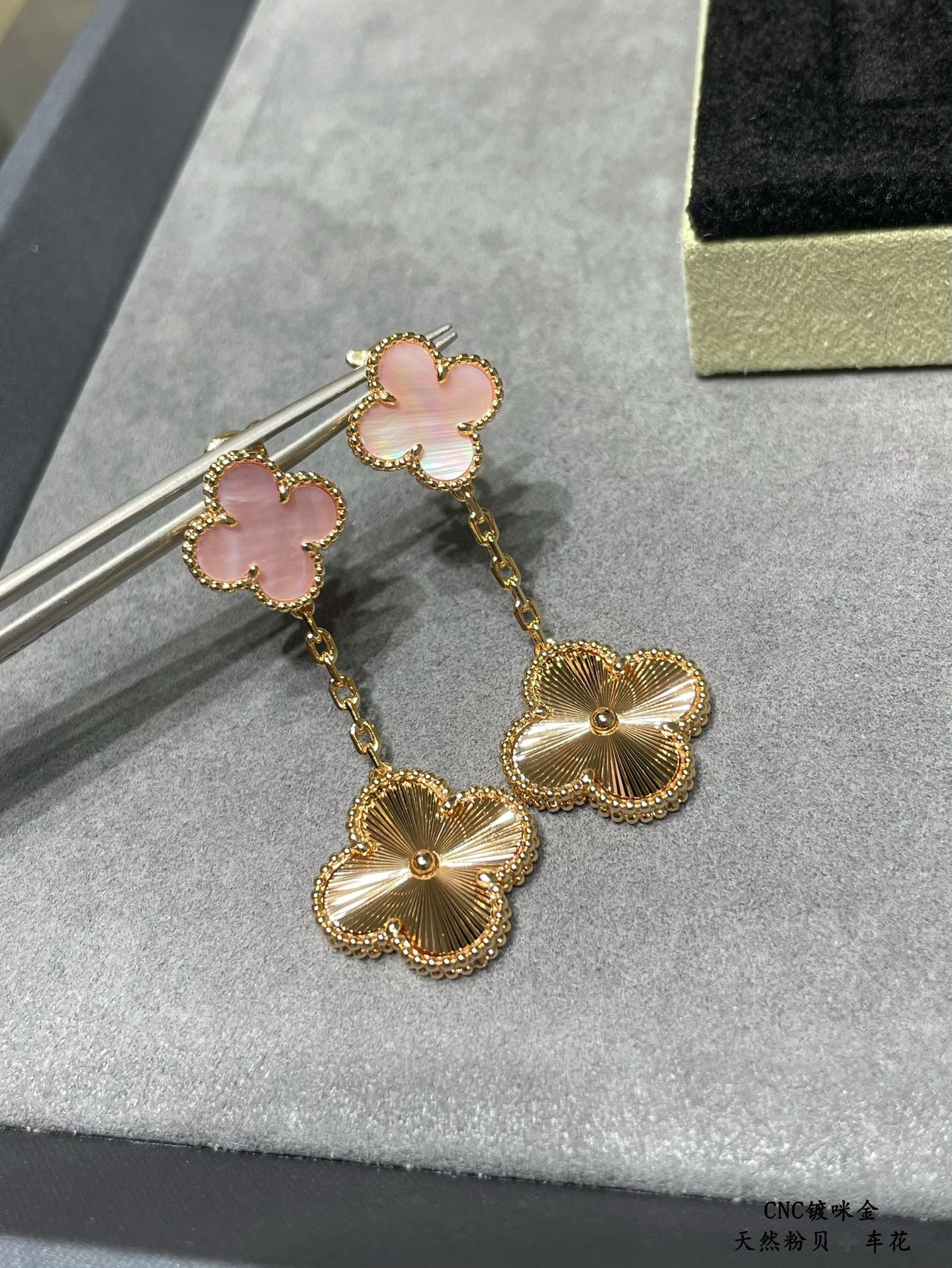 V*n Cl**f & Arpels Two flower four leaf clover Earrings(No refund or exchange)
