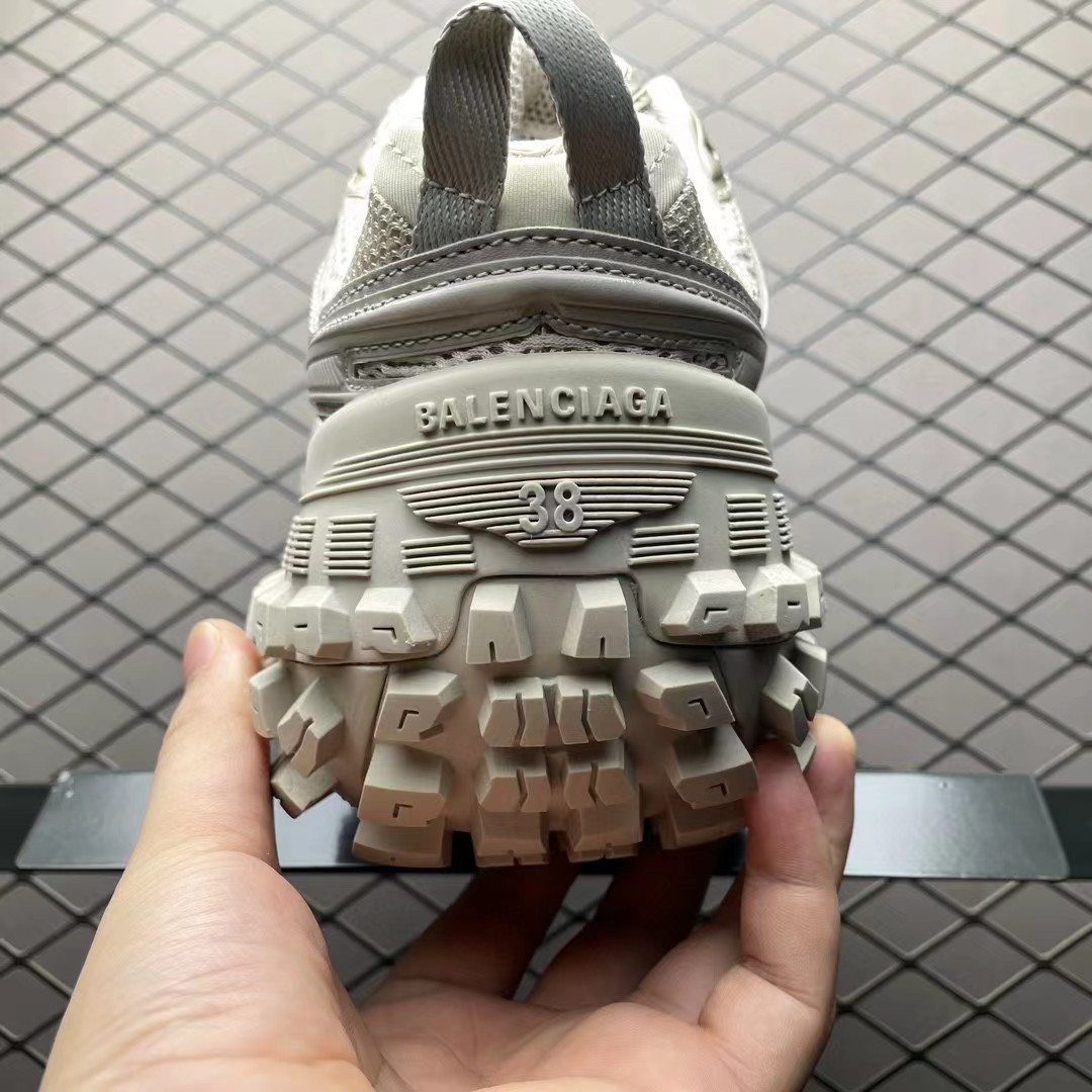 ua Ba1en*iaga defender sneaker beige
