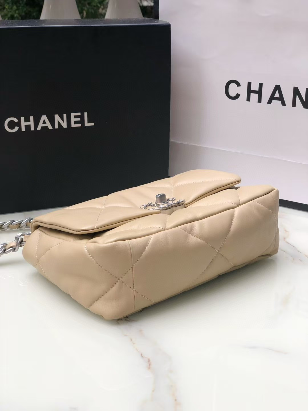 Ch**el 19 HANDBAG Shiny Leather, Gold-Tone, Silver-Tone & Ruthenium-Finish Metal Beige 26x16x9cm