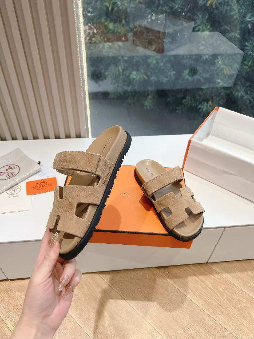 UA H**me5 Chypre Sandal