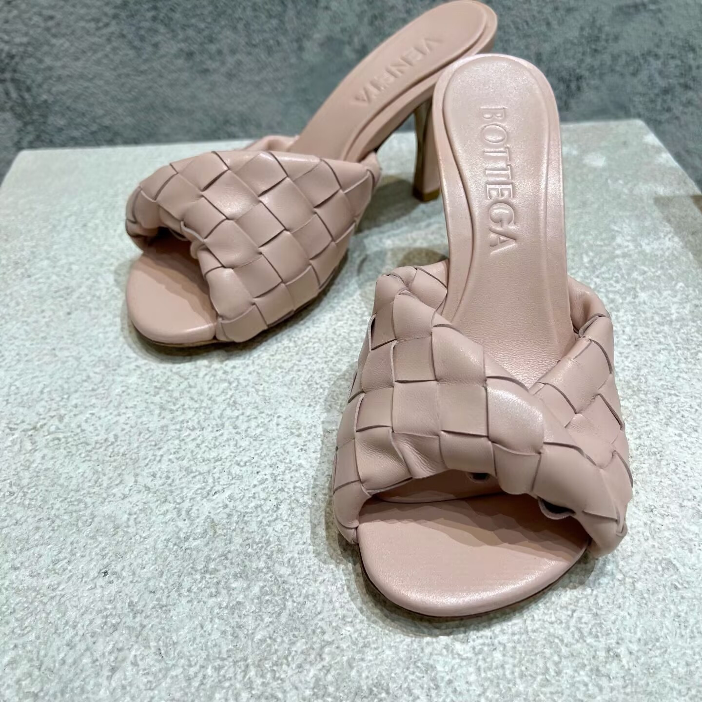 UA B0tt*ga Ven*ta Blink Slides