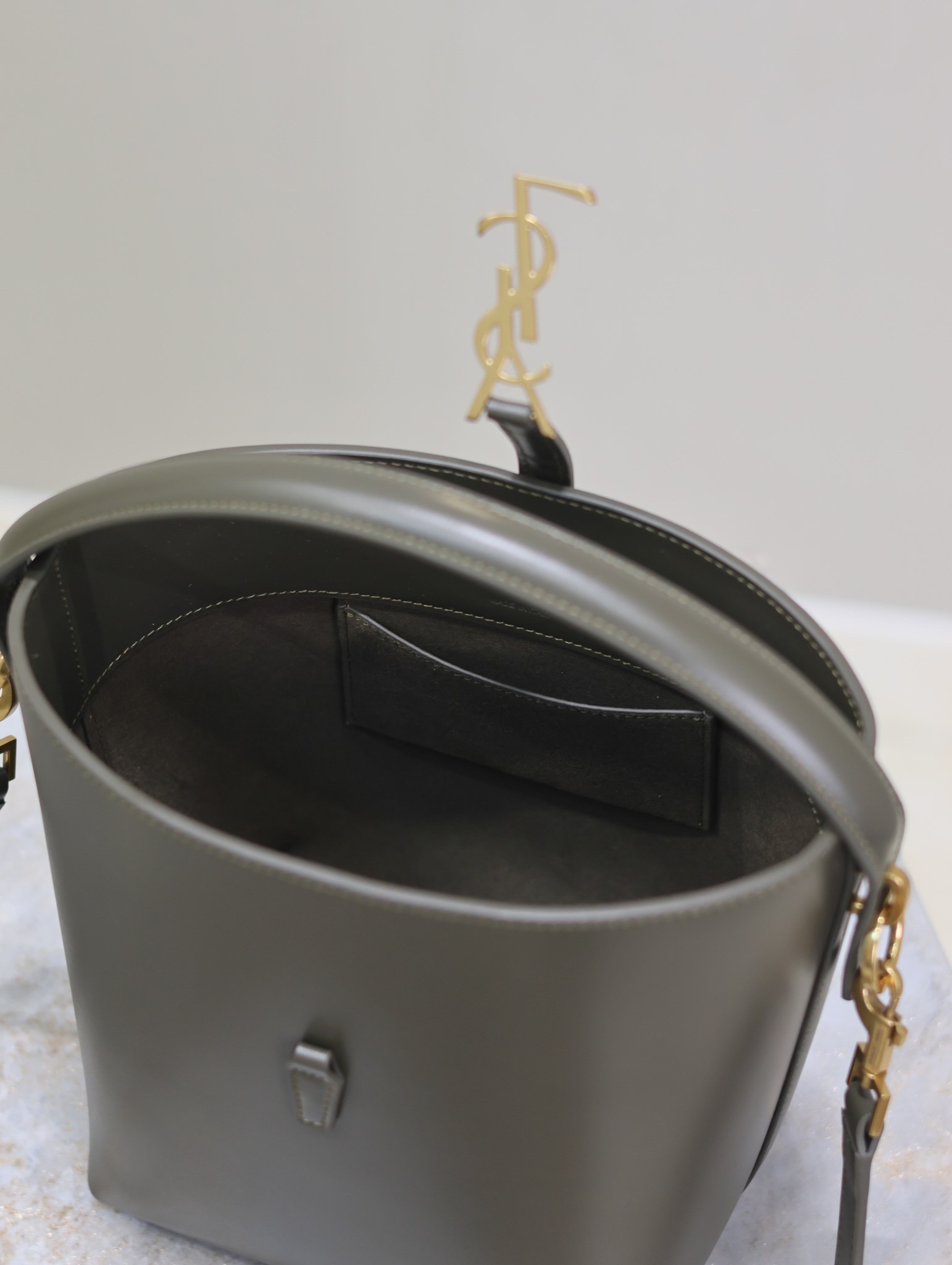 Y51 LE 37 In Shiny Leather 17x20x13cm