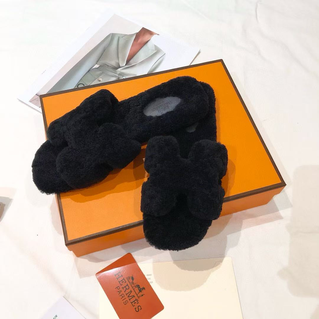 UA H**me5 Oran sandal