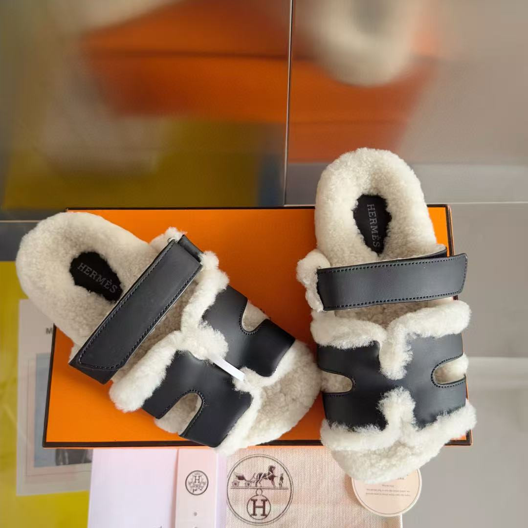 UA H**me5 Chypre sandal