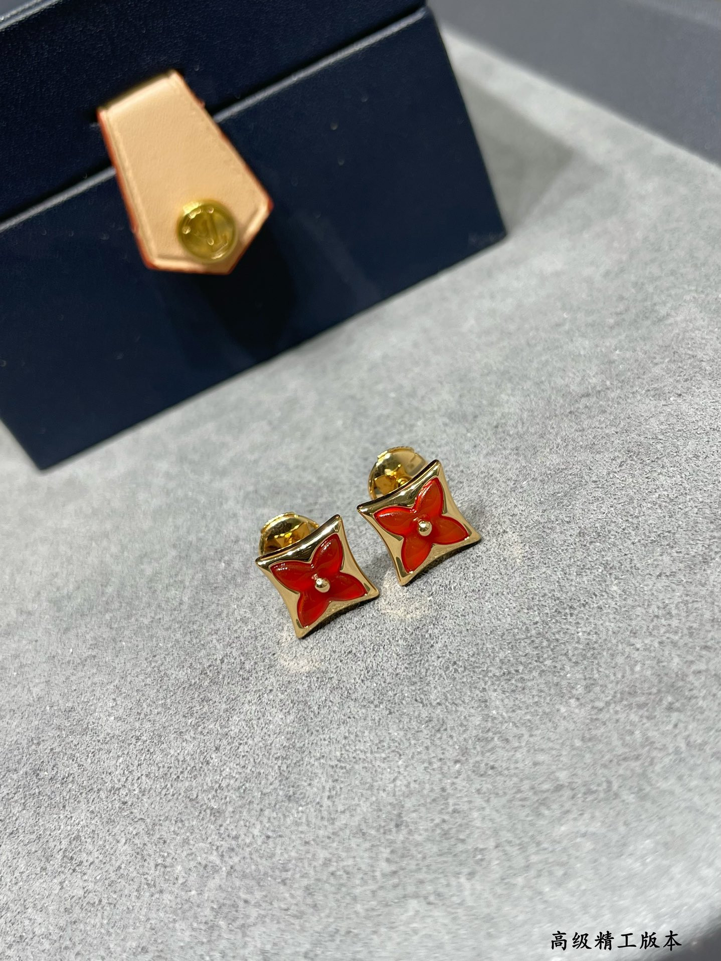 L0vis Vvtt0n Earrings