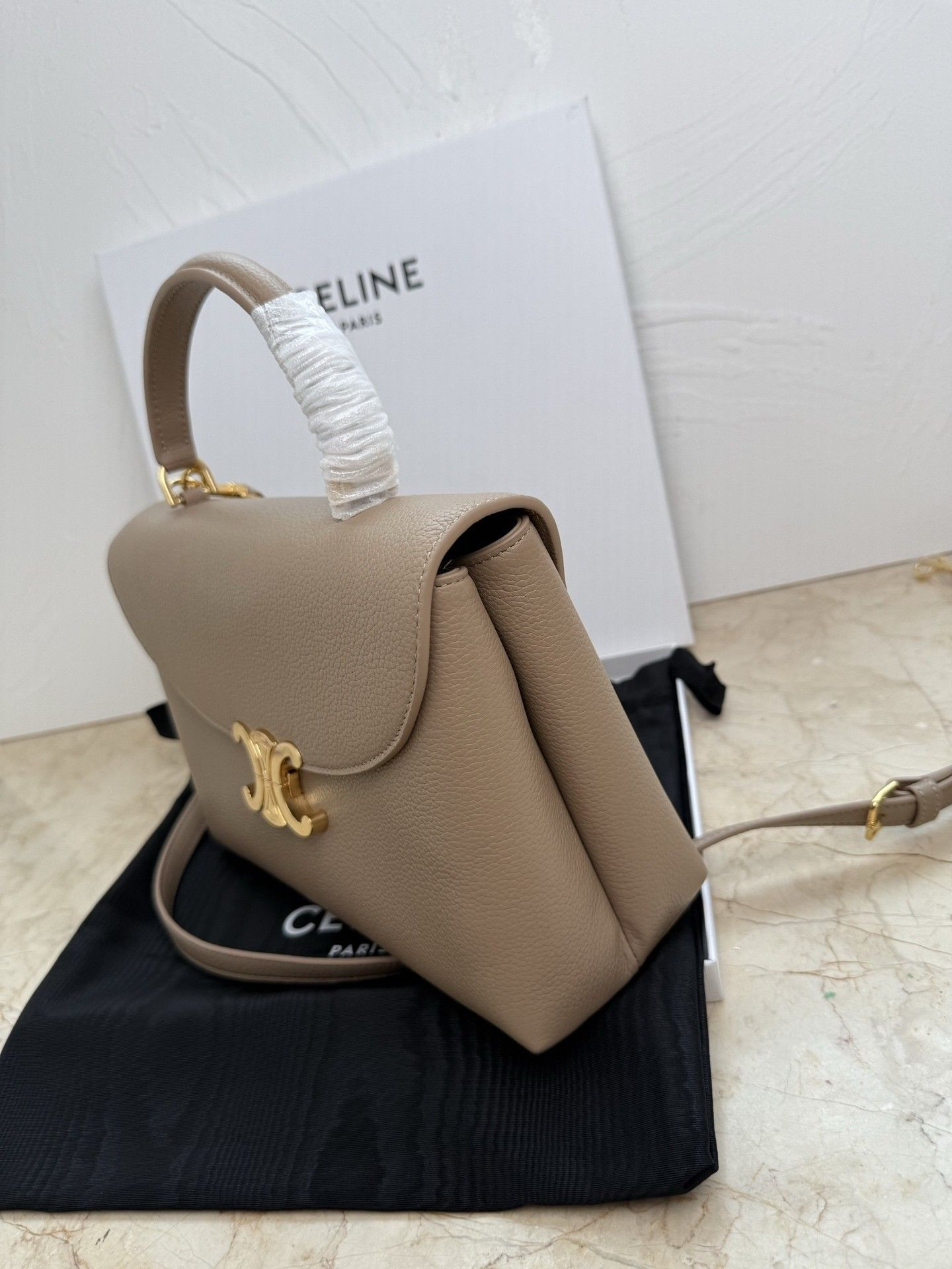 Ce1i*e Medium Nino Bag In S*pple Graind Calfskin 25x17.5x10cm