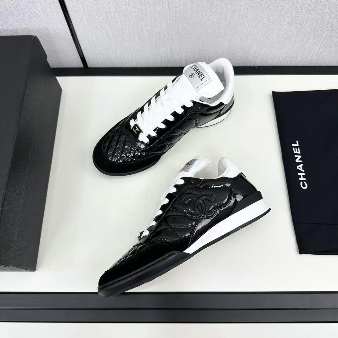 UA Ch**el SNEAKER
