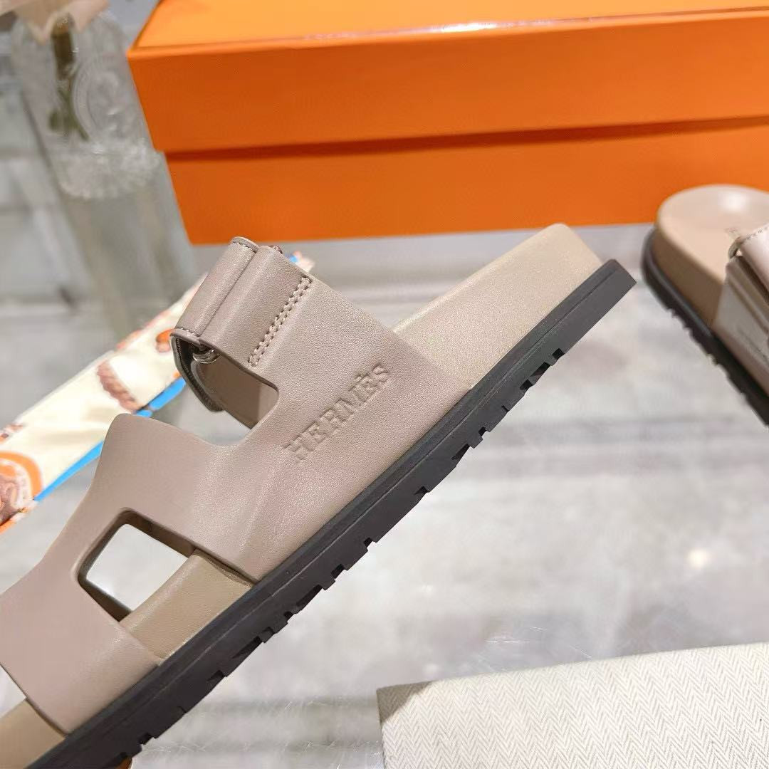 UA H**me5 Chypre Sandal