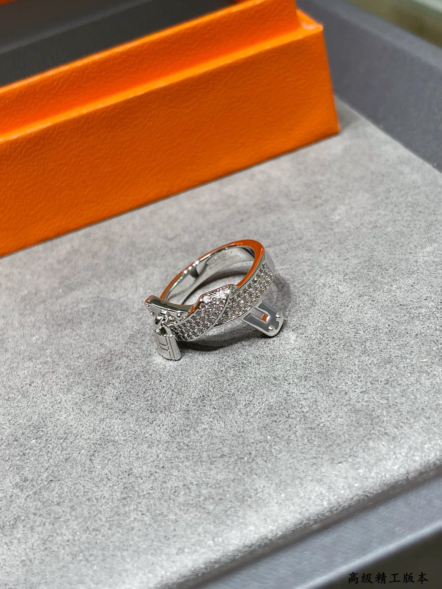 H**me5 H Clasp Ring