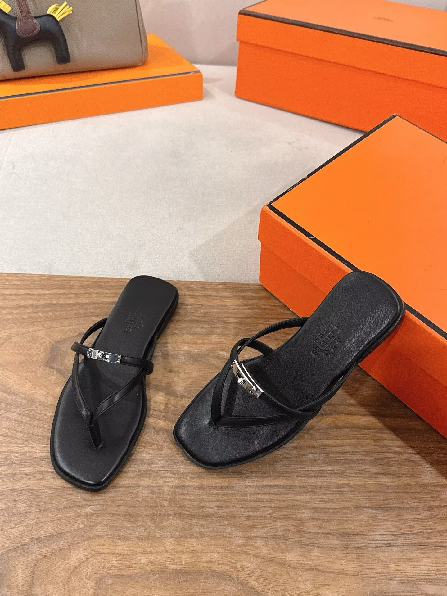 ua H**me5 miss sandals